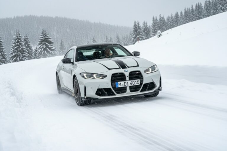 SportAuto testte winterbanden op een achterwielaangedreven BMW M4 in echte winteromstandigheden: de beste banden in 275/35 R19