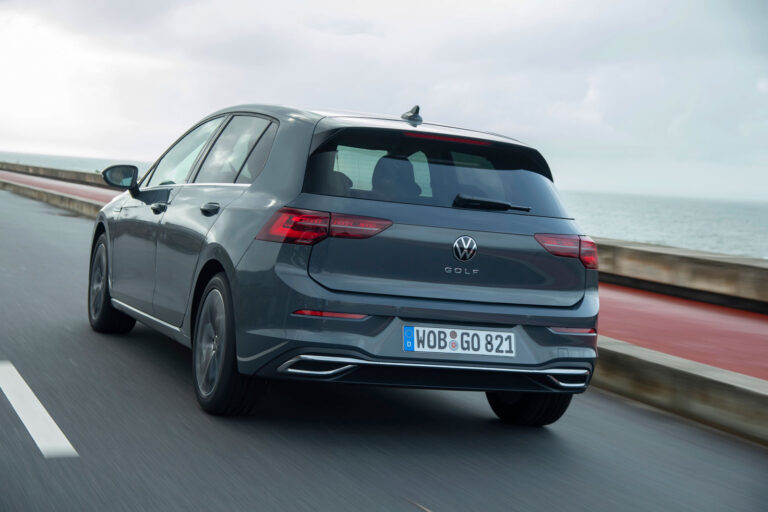 Auto Express winterbandentest 2026: Continental verslaat Pirelli nipt
